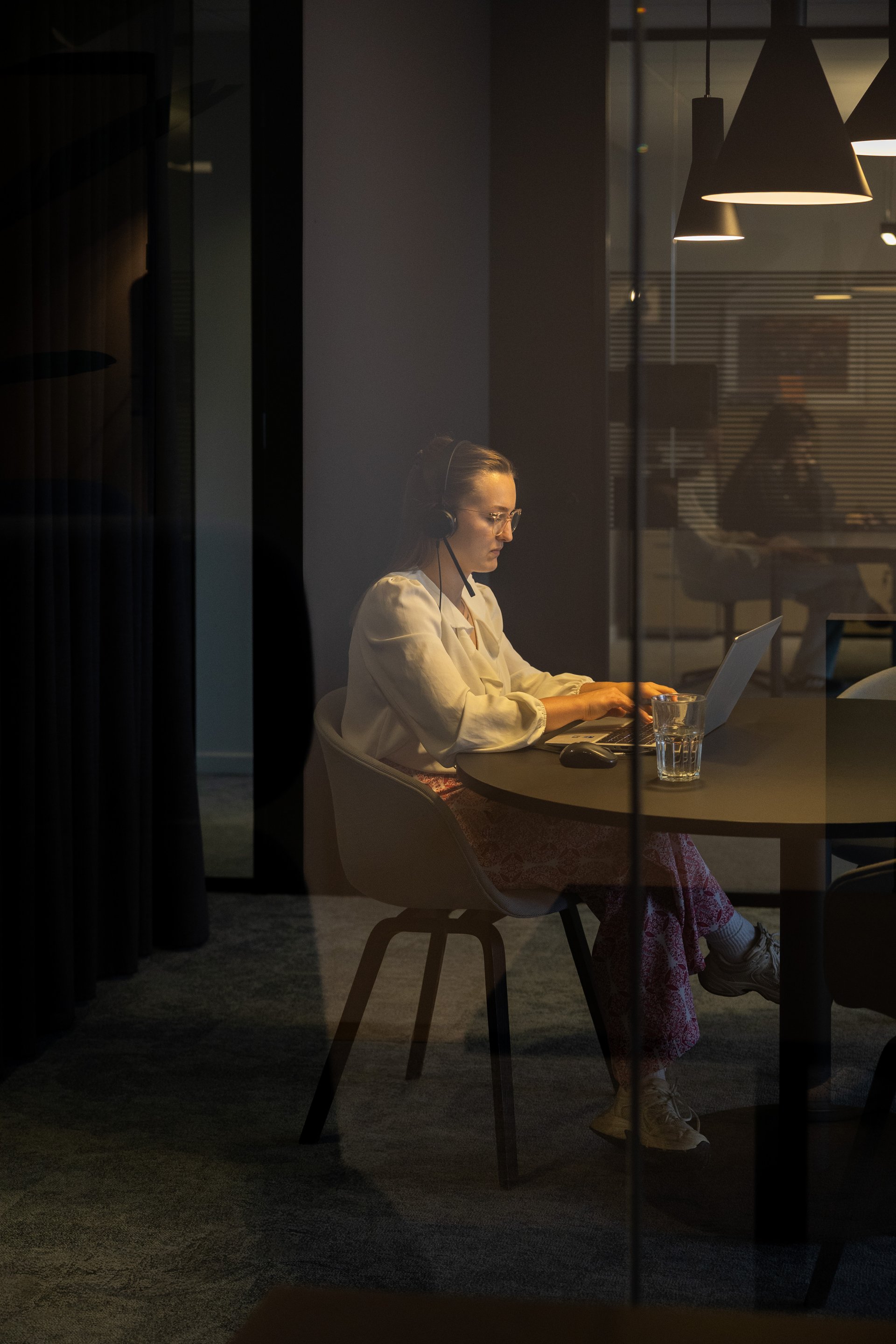 persoonInMeetingroom